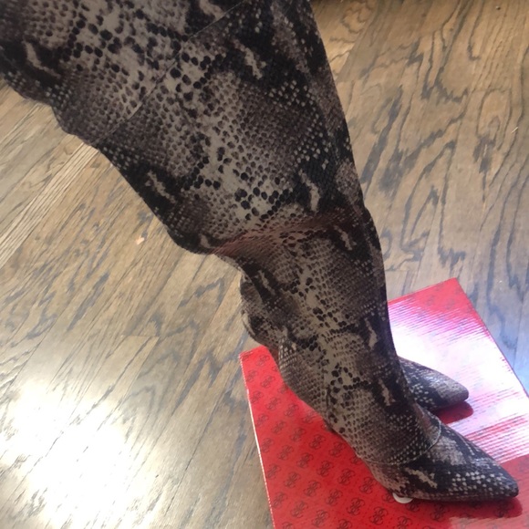 Sexy thigh high Guess Boots! New never worn size 7 guess boots